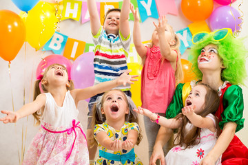 Obraz na płótnie Canvas children group with clown celebrating birthday party
