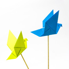 Origami bird with stick bottom it to look like it fly. - 62354402