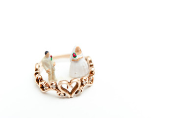 ミニチュアの新郎新婦と結婚指輪