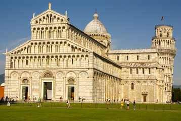 Obraz premium Pisa Cathedral Square with green grass on a meadow and clear blu