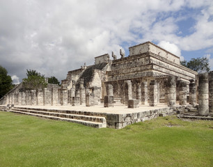 Fototapeta na wymiar Temple of the Warriors in Chichen Itza