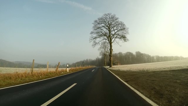 Fahrt auf Landstraße am Morgen