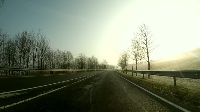 Fahrt auf Landstra&szlig;e am Morgen