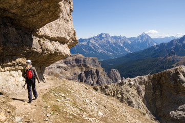 Fototapeta premium Wanderer in den Dolomiten - Alpen