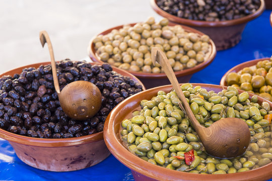 eingelegte Oliven auf einem spanischen Wochenmarkt