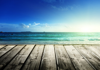 Fototapeta na wymiar Seszele plaża i drewniane molo