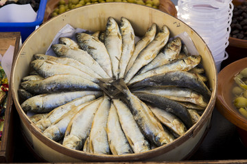 eingelegte Sardinen auf einem Wochenmarkt in Spanien, Mallorca