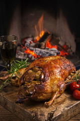 Entenbraten vor Kaminfeuer