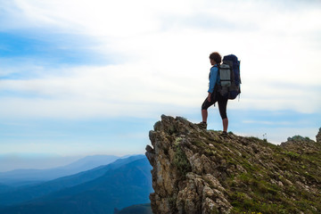 Obraz premium woman on top of the rock