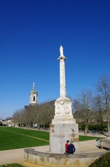 Fototapeta na wymiar Statua Wolności i lipiec kolumna
