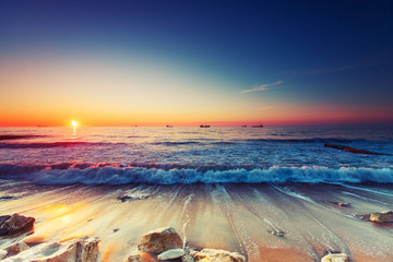 Obraz premium Wschód słońca nad morzem