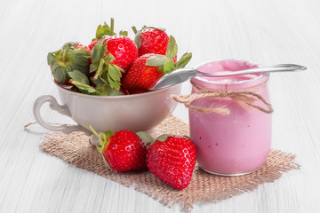 Strawberry yogurt with fresh strawberries