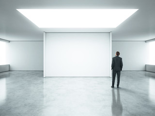 Obraz premium businessman standing in bright office