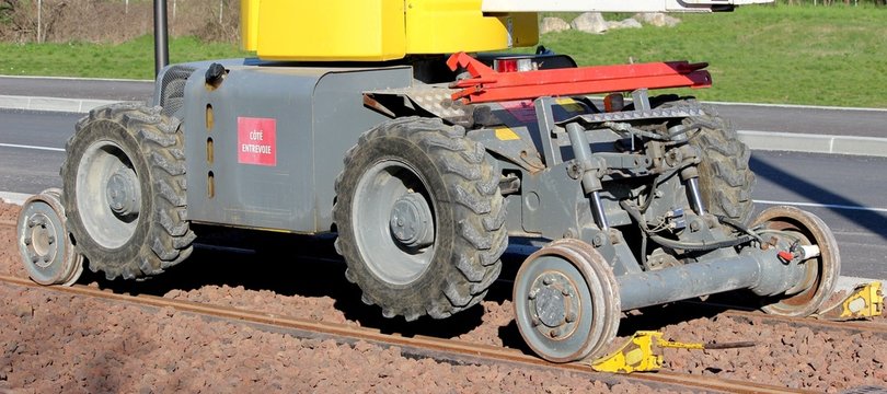 Engin de maintenance rail-route