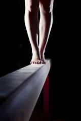 Foto op Aluminium voeten van gymnast op evenwichtsbalk © Alex Koch