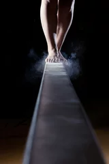 Abwaschbare Fototapete Füße der Turnerin auf Schwebebalken © Alex Koch