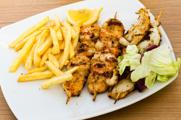 Seafood skewers with chips