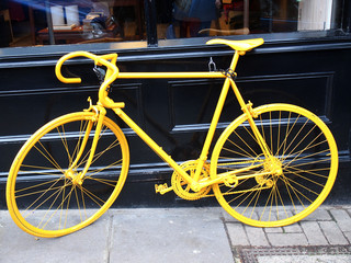 Fototapeta na wymiar żółty rower