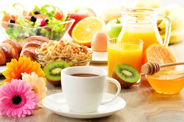 Fototapeten Frühstück mit Kaffee, Saft, Croissant, Salat, Müsli und Ei © monticellllo