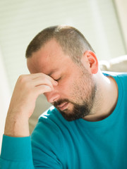 Obraz premium happy young man relaxing at home