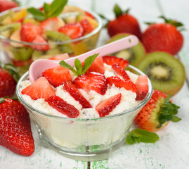 Cottage cheese with strawberries