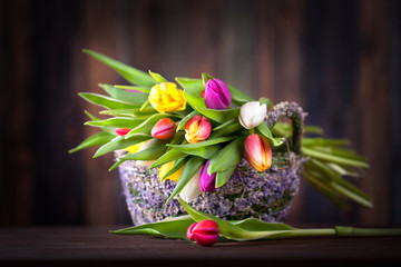 Osterkorb mit frischen Tulpen - zu Hause