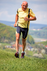 Jogger trainiert für Fitness mit Laufen