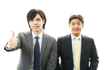 ガッツポーズの二人のビジネスマン