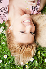 Naklejka premium Young woman relaxing on a meadow