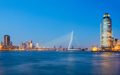 Erasmusbrug bij Schemering, Rotterdam, Nederland