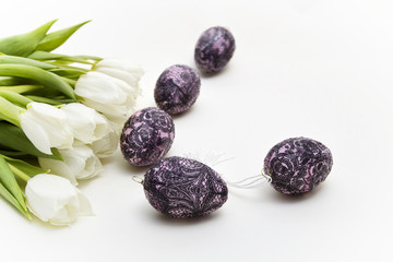 Weisse Tulpen und Ostereier