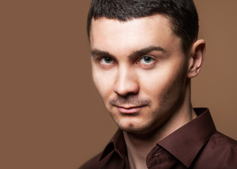 Obraz premium Portrait of a smart serious young man