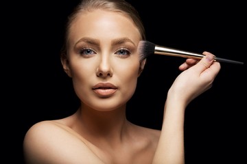 Fototapeta premium Beauty model applying makeup