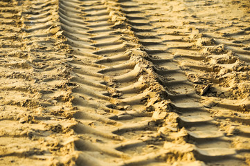 Reifenspur im Sand auf einer Baustelle