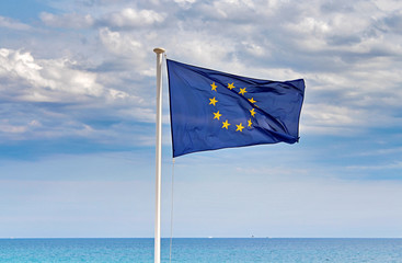drapeau européen face à la mer