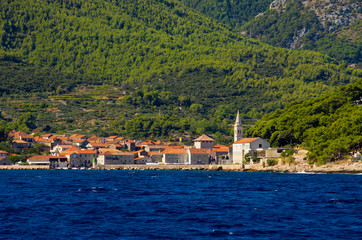 Fototapeta na wymiar Jelsa miasto na wyspie Hvar, Chorwacja