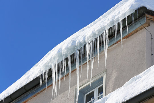 Eiszapfen an Dachrinne