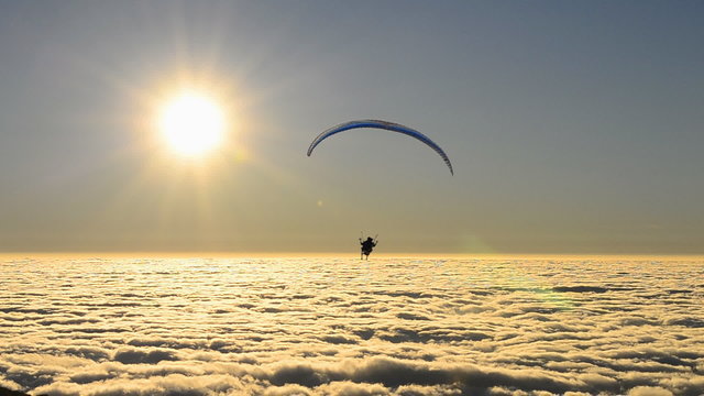 para glider float over beautiful mist (effect)