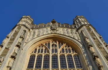 Fototapeta na wymiar Facade from Bath cathedral and blue sky