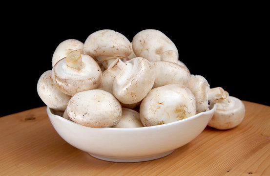 Champignons in a white bowl