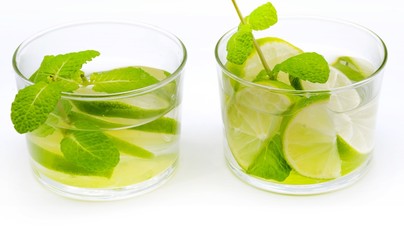 Mojito decorado con limas y hielo