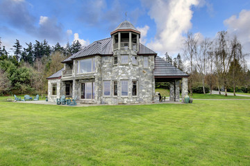 Obraz premium Amazing stone house with a big column porch