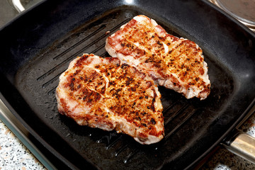 Schweinekotelett, gegrillt, Grillpfanne