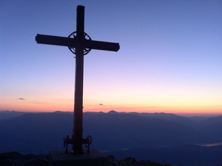 Gipfelkreuz bei Sonnenaufgang