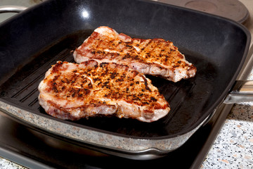Kotelett, gegrillt, Grillpfanne