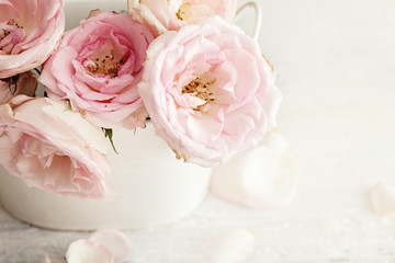 Obraz na płótnie Canvas różowe kwiaty w wazonie