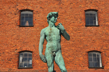 gr&uuml;ne m&auml;nnliche statue