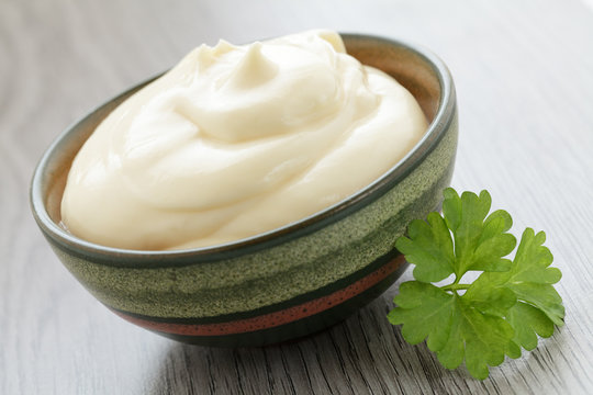 Mayonnaise und Petersilie