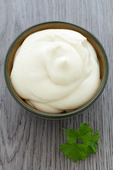 Mayonnaise und Petersilie