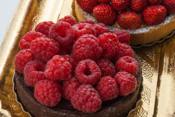 Torta di fragole e lamponi, dessert dolce, cucina italiana